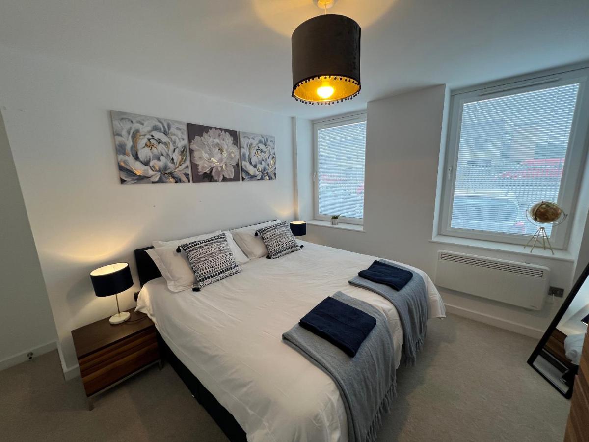 Modern 2 Bedroom Apt Sleeps 6 - Near Глостер Экстерьер фото