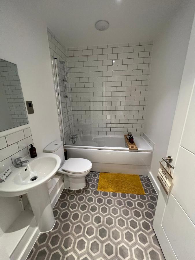 Modern 2 Bedroom Apt Sleeps 6 - Near Глостер Экстерьер фото