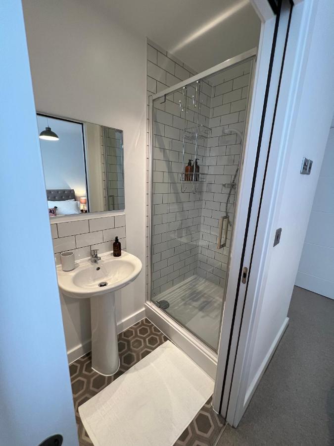 Modern 2 Bedroom Apt Sleeps 6 - Near Глостер Экстерьер фото