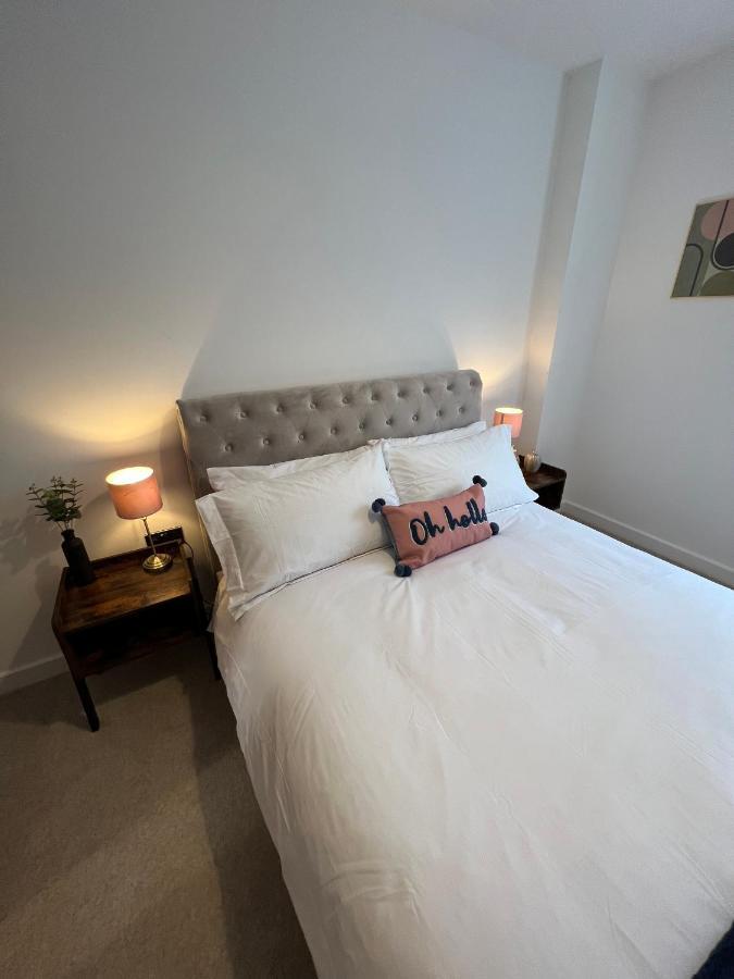 Modern 2 Bedroom Apt Sleeps 6 - Near Глостер Экстерьер фото